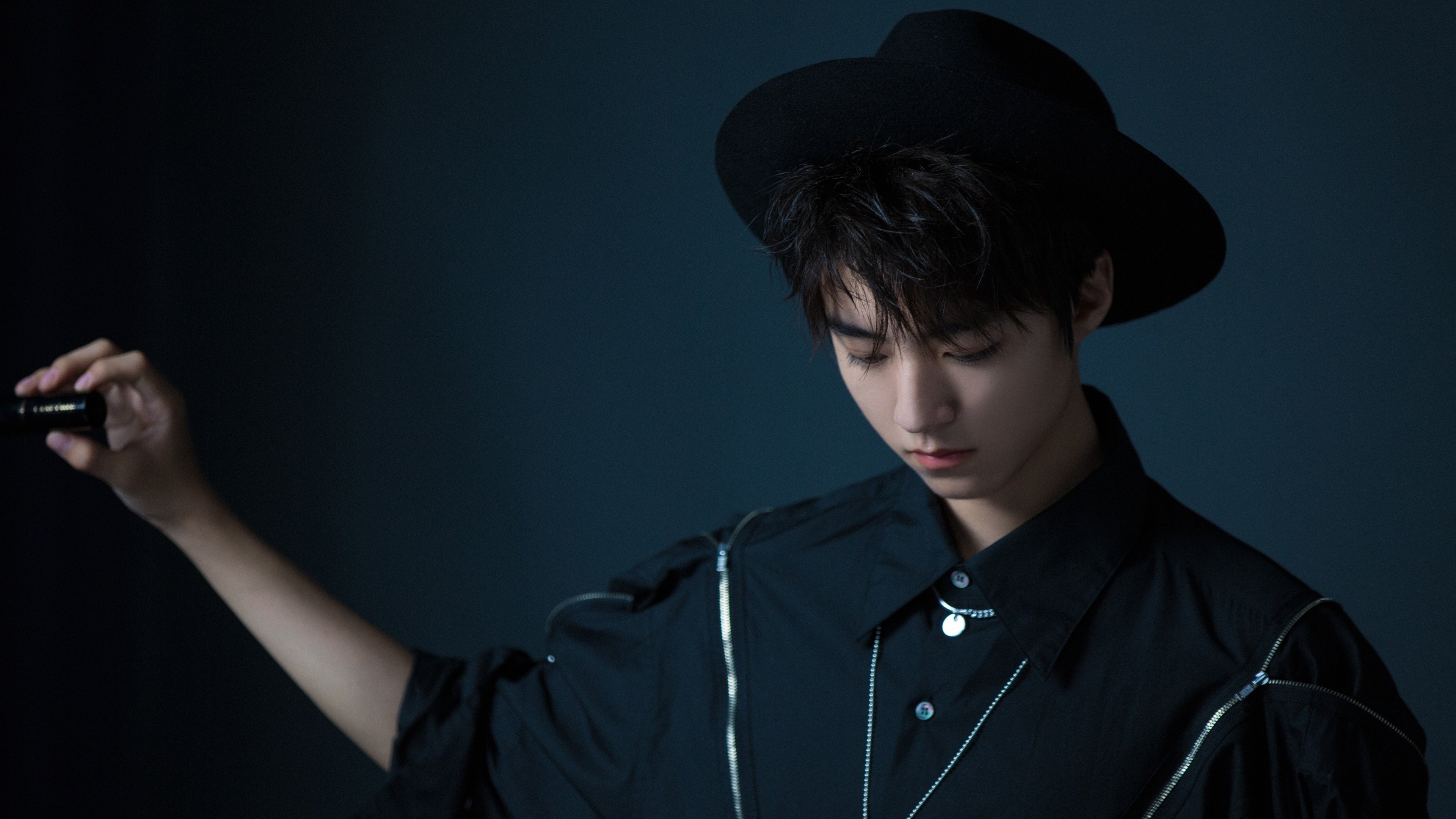 数据迷雾中的隔空决胜,当英格拉姆的指尖划破平行赛场